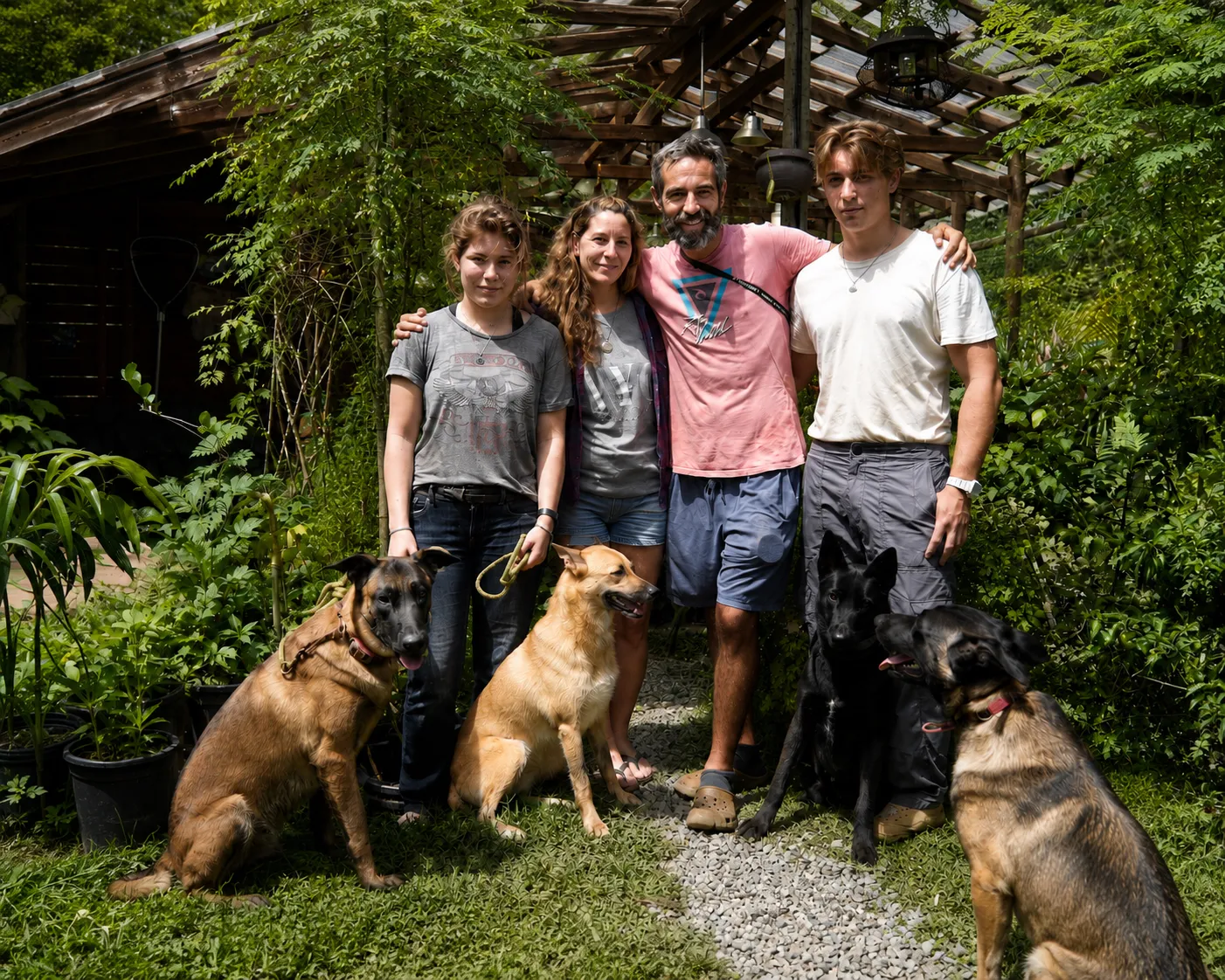 Laura, Emiliano, Luca y Mia, la familia que hace MiRezo, con sus perros en su casa de Bocas del Toro